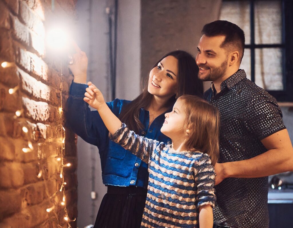 famille qui allume une lumiere min